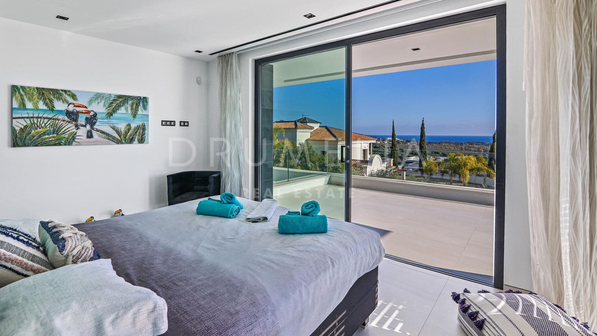 Stunning modern villa in Los Flamingos Golf, Benahavís - Front-line golf with panoramic sea views in a gated community with 24-hour security
